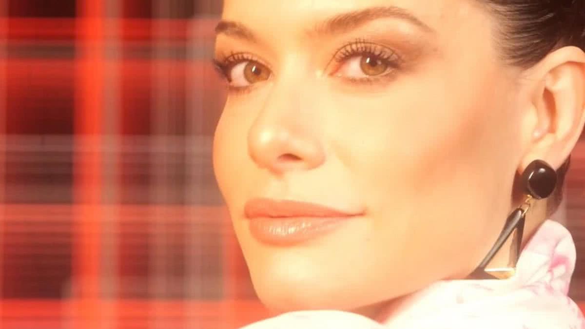 Alinne Moraes endossa movimento 'tira Gomes' e comemora meme sobre Paris