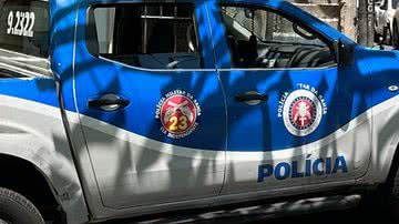 Imagem Viatura da Polícia Militar é atingida durante troca de tiros em bairro de Salvador