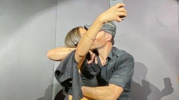 Imagem Com direito a ser apalpada no bumbum, fã agarra e dá beijão em cantor famoso; veja vídeo