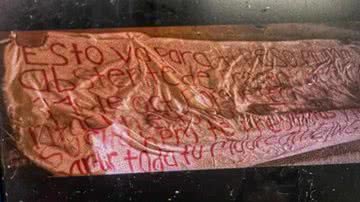 Banner em Tijuana com ameaça de morte ao cantor Peso Pluma - Foto: Reprodução