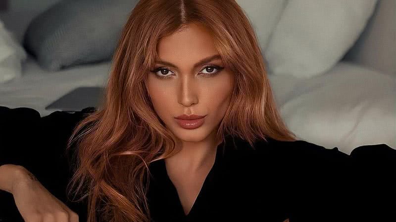 Ex-amante de Neymar, Fernanda Campos posa nua beijando "camisa do