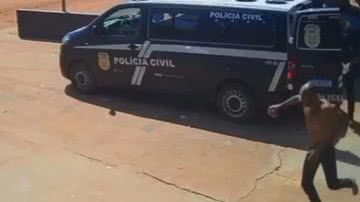 Imagem Presos fogem de viatura policial ao serem levados para a cadeia; assista