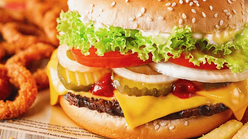Burger King apresenta nova propaganda com Whopper mofado