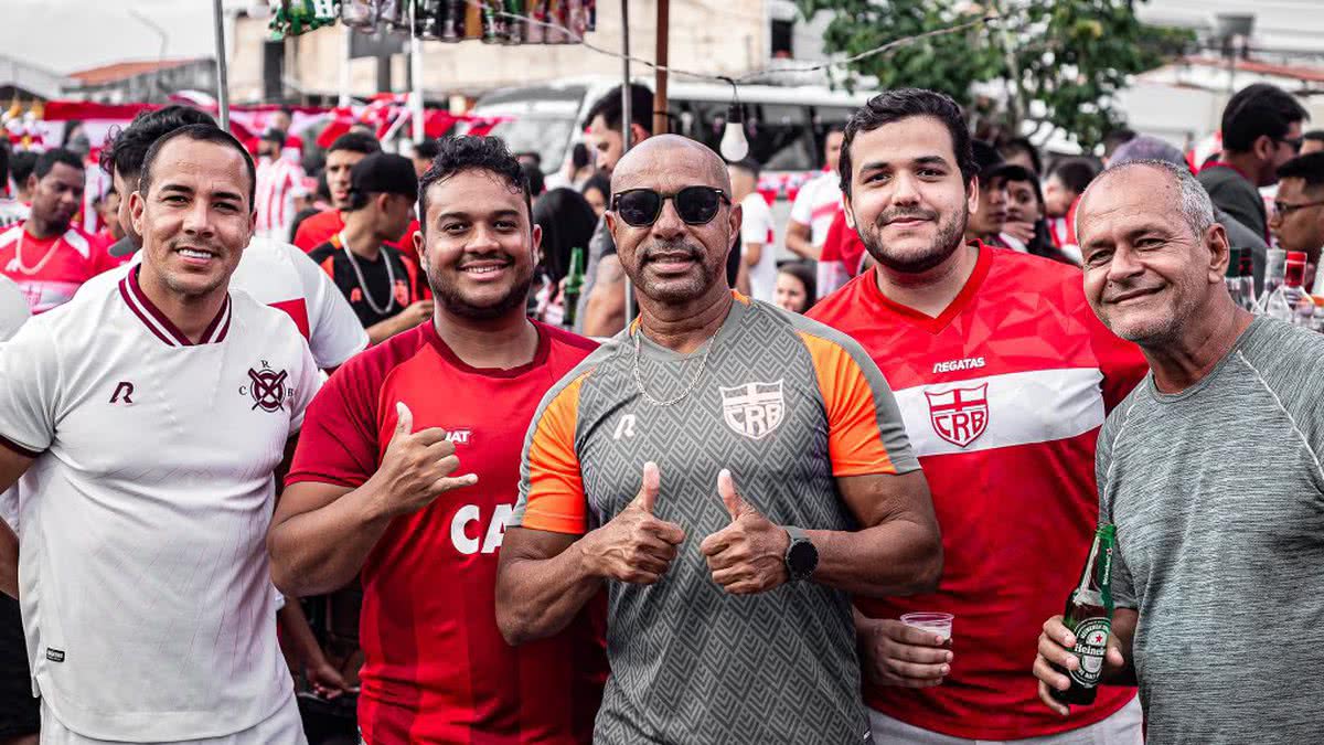 Torcida do CRB provoca rubro-negros durante goleada sobre o Vitória ...