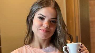 Influenciadora com nanismo estreia nas passarelas e faz sucesso na web