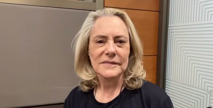 Elizabeth Savalla é vista de cadeira de rodas e recebendo ajuda em