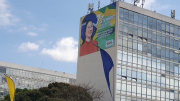 Imagem Direto de Brasília: Governo Lula manda instalar outdoors defendendo "democracia" no 7 de Setembro; veja