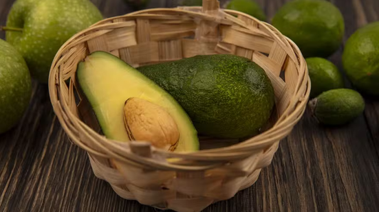 O abacate tem conquistado cada vez mais espaço na alimentação dos brasileiros e pode ser incluída em diversas refeições - Reprodução/Freepik