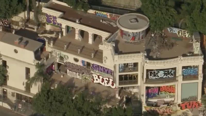 Imagem Mansão luxuosa de herdeiro é invadida e coberta por grafita; duas pessoas são presas