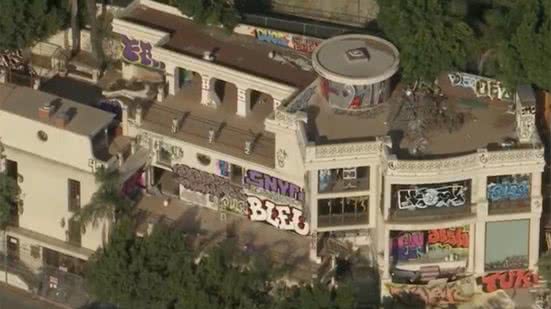 Imagem Mansão luxuosa de herdeiro é invadida e coberta por grafita; duas pessoas são presas
