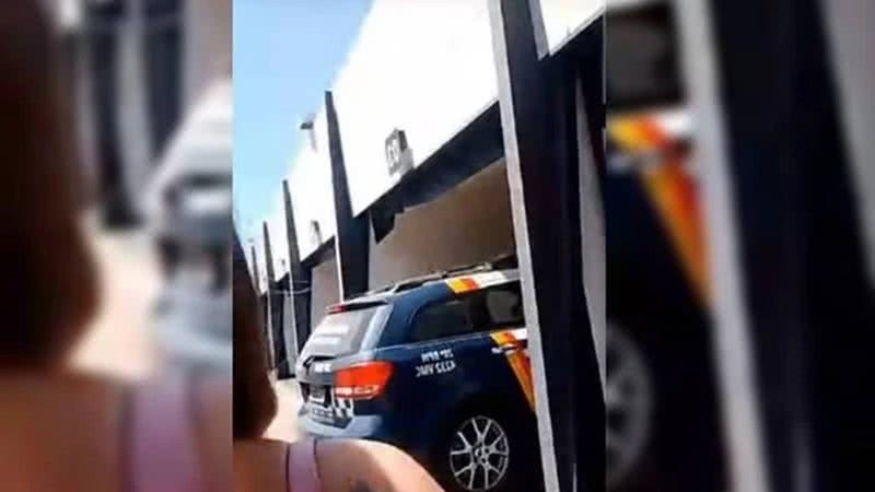 VÍDEO: Travesti mostra PMs fardados saindo de motel em viatura: 'Vem, amor, quarto três!'