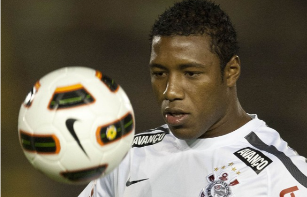 O ex-volante do Corinthians, Jucilei, é vítima de um esquema fraudulento de criptomoedas - Divulgação / Corinthians