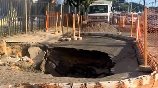 Cratera está localizada na Avenida Engenheiro Oscar Pontes, na Cidade Baixa - BNews TV