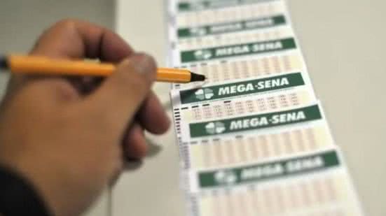 Ninguém levou a bolada máxima da Mega-Sena, que sorteou o concurso 2.780 neste sábado (28) - Marcello Casal Jr./Agência Brasil