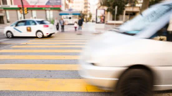 Maior parte das multas é direcionada aos condutores de veículos, mas pedestres também integram a lista - Divulgação/Freepik