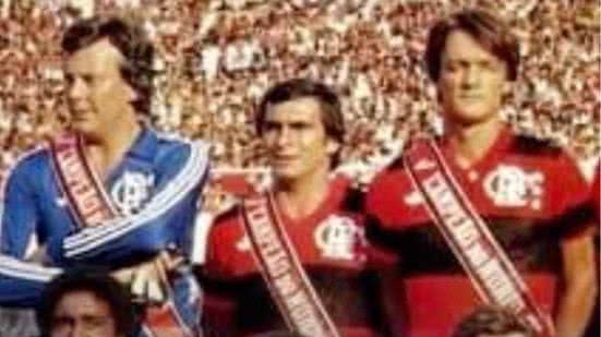 Reprodução | Na foto, Reinaldo está ao lado do goleiro Raul