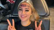 Imagem VÍDEO: Após tatuar 'Trump' na testa, influenciadora pede dinheiro na rua para remover a tatuagem