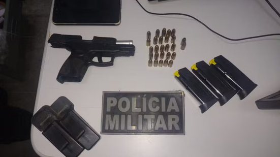 Pistola municiada foi encontrada com o acusado - Reprodução/Polícia Militar