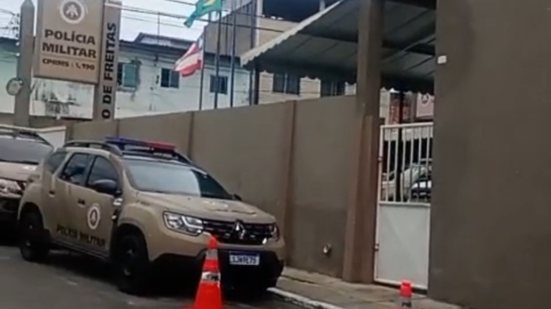 VÍDEO: Mulher é roubada ao lado de unidade da PM, busca ajuda, mas não recebe resposta