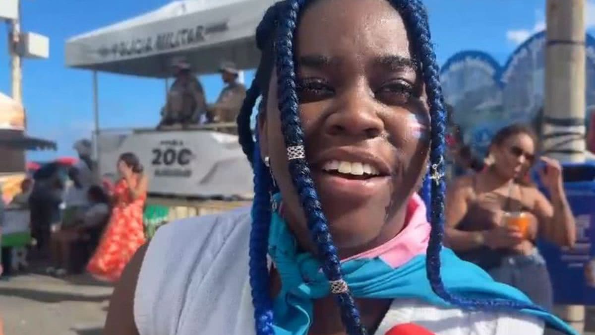VÍDEO: Durante Parada LGBT, Cris dos Santos, pessoa trans não binária ...