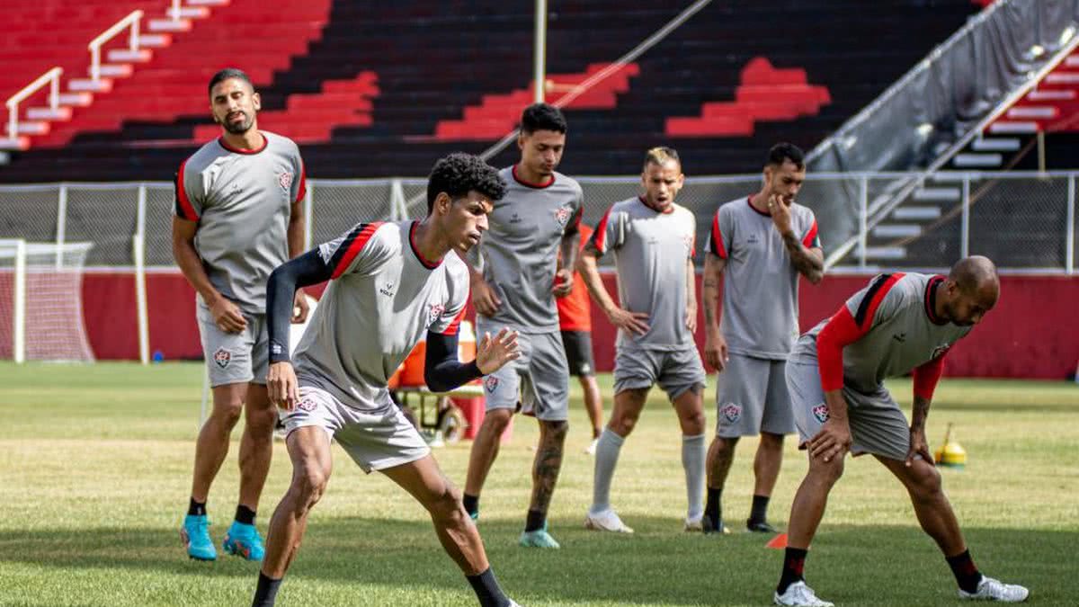 Foguinho e Dinei são relacionados para jogo entre Vitória e Campinense