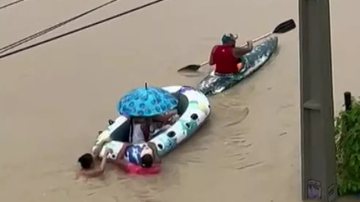 Imagem Canal transborda e pessoas precisam ser resgatadas de bote em Olinda; assista