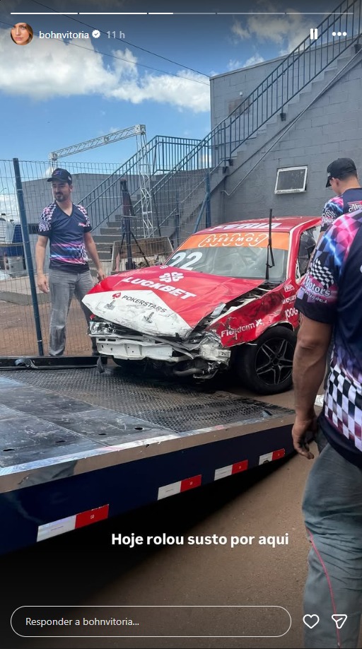 Carro de Caio Castro após batida — Foto: Reprodução/Instagram