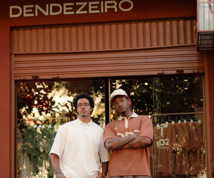 Pedro Batalha e Hisan Silva na fachada da loja em Salvador (crédito: @mathmovie)