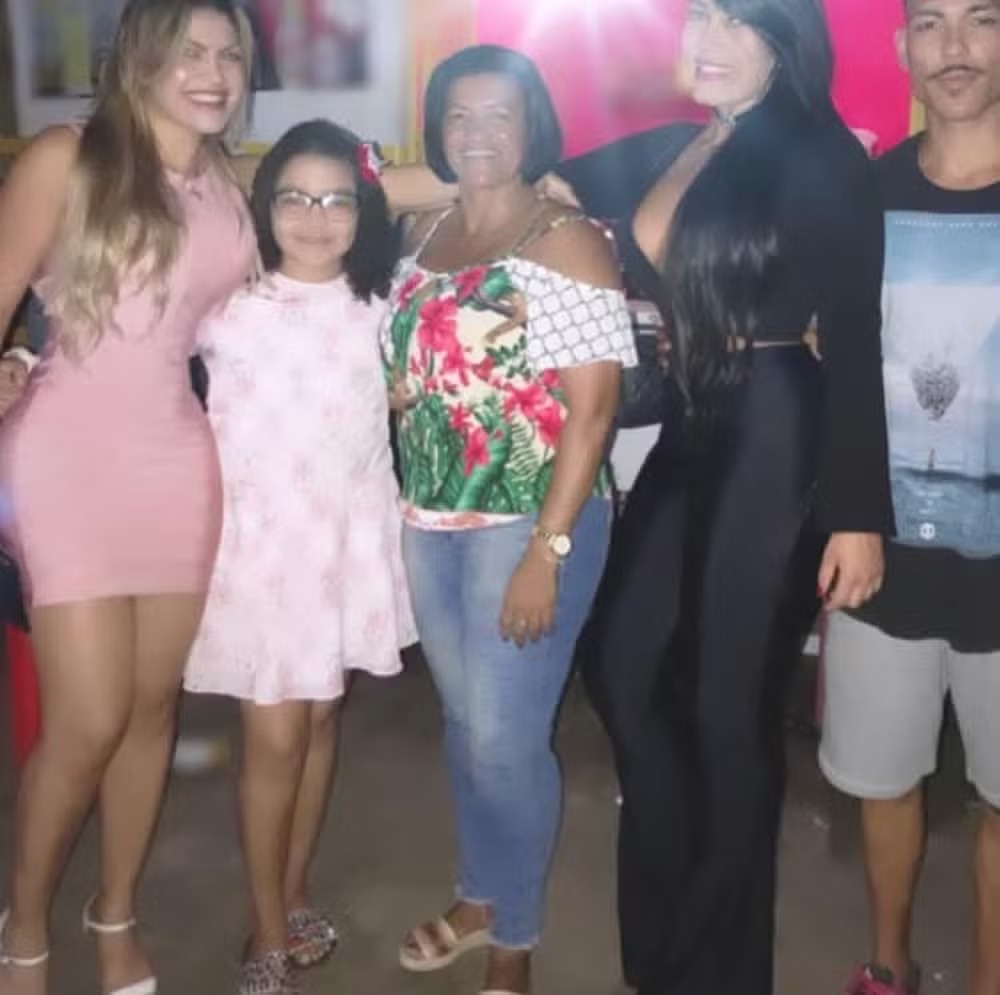 Day Magalhães com os irmãos e a mãe, Aparecida, na Bahia — Foto: rep/ instagram