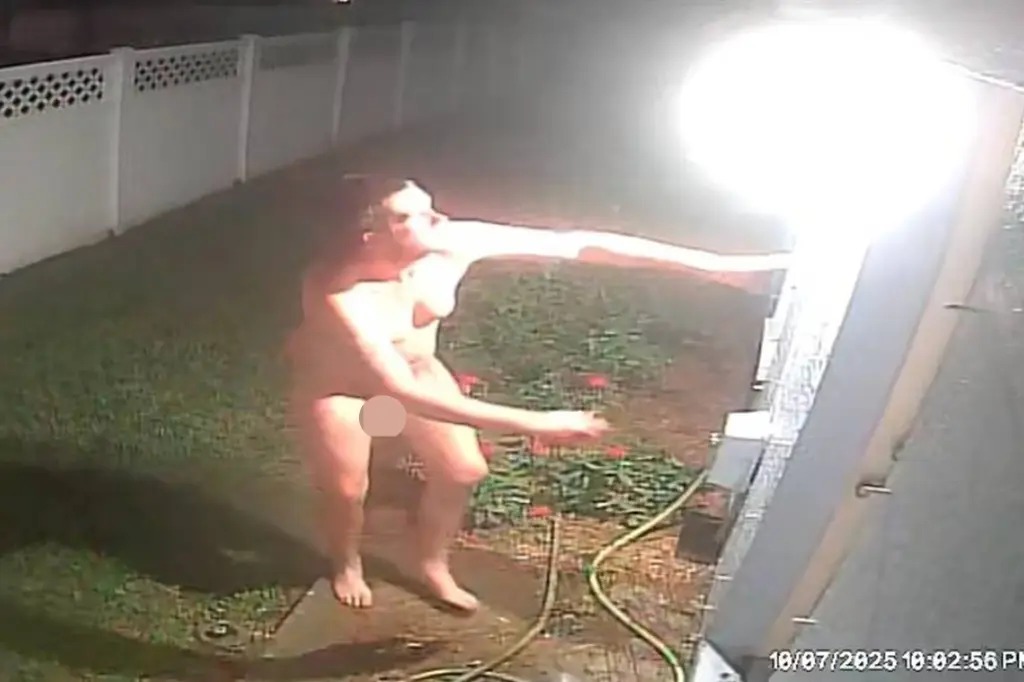 O homem nu foi flagrado entrando em uma casa.- Tim Reischmann  Facebook