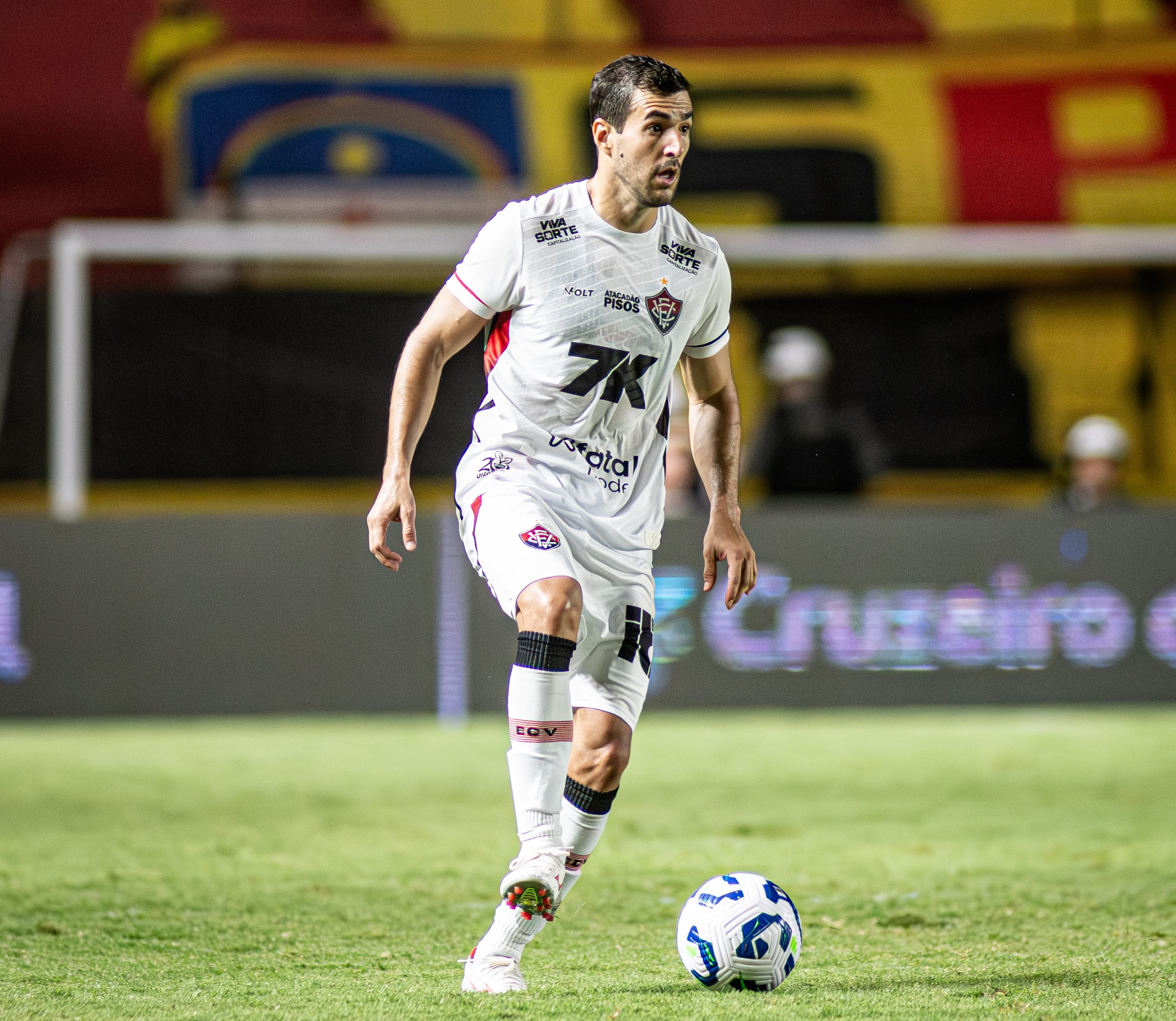 Cáceres superou 2024, quando participou de três gols do Vitória na Série A (Foto: Divulgação/ECV)