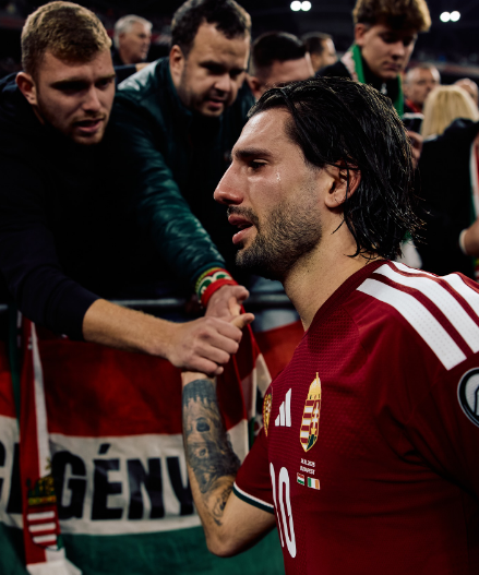 Szoboszlai chorando após não conseguir a vaga na Copa (Foto: Reprodução/Redes Sociais)