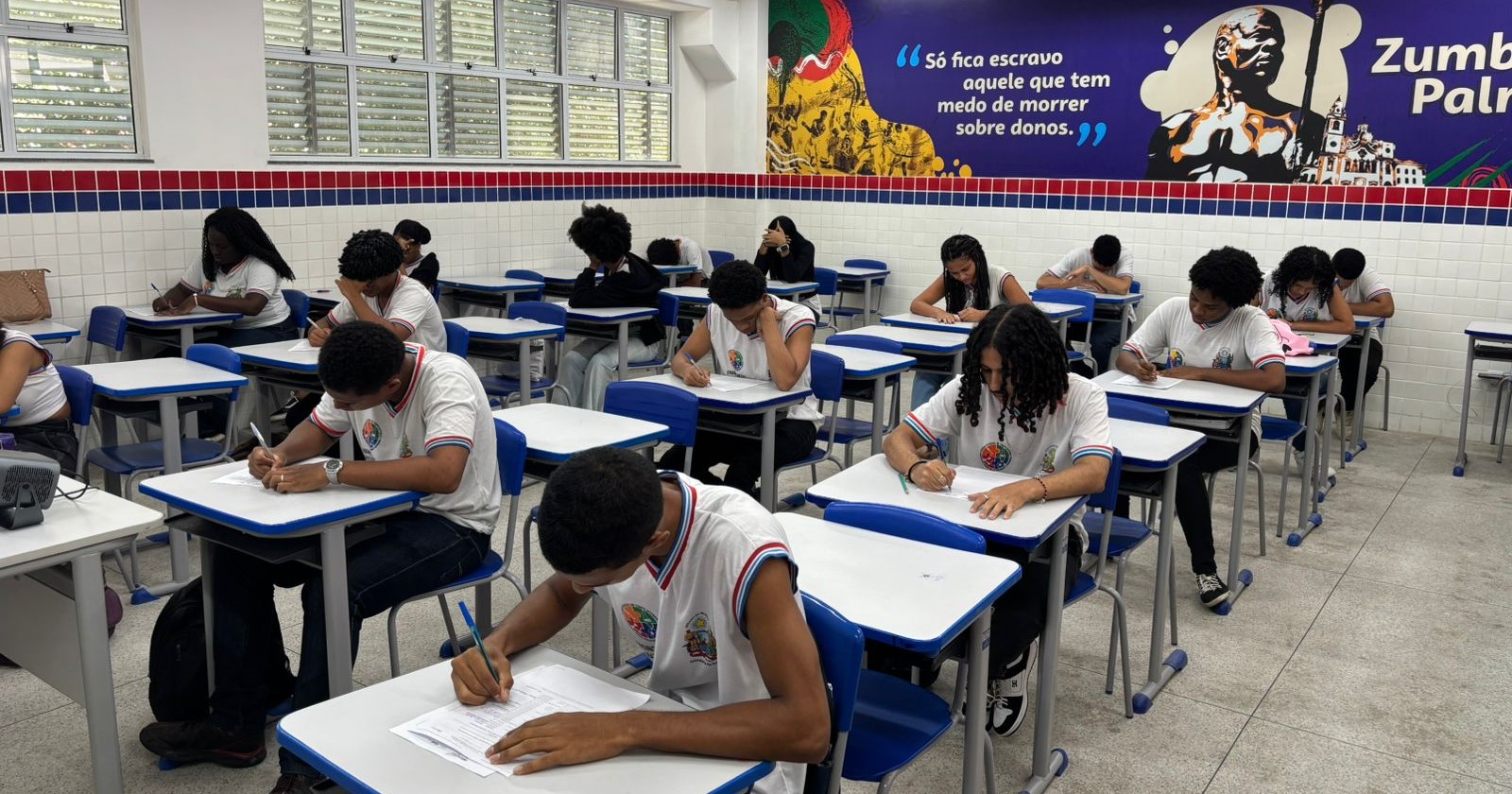 Estudante da rede de ensino do Governo Estadual em sala de aula (Foto: Reprodução/Ezequias Ramos)
