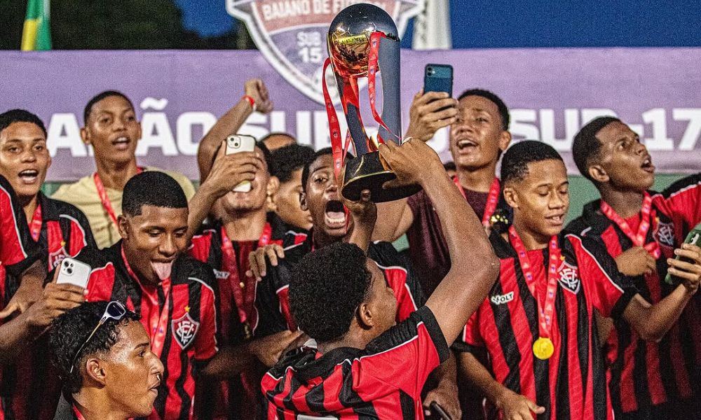 Foto de jogadores do Vitória do time Sub-15 comemorando o título de Campeão Baiano Sub-15
