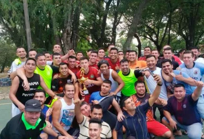 O craque brasileiro disputou um torneio de futsal interno contra outros detentos (Foto: Acervo Pessoal)