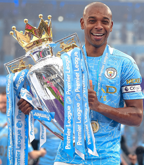 Fernandinho foi capitão do time inglês (Foto: Reprodução/Redes Sociais)
