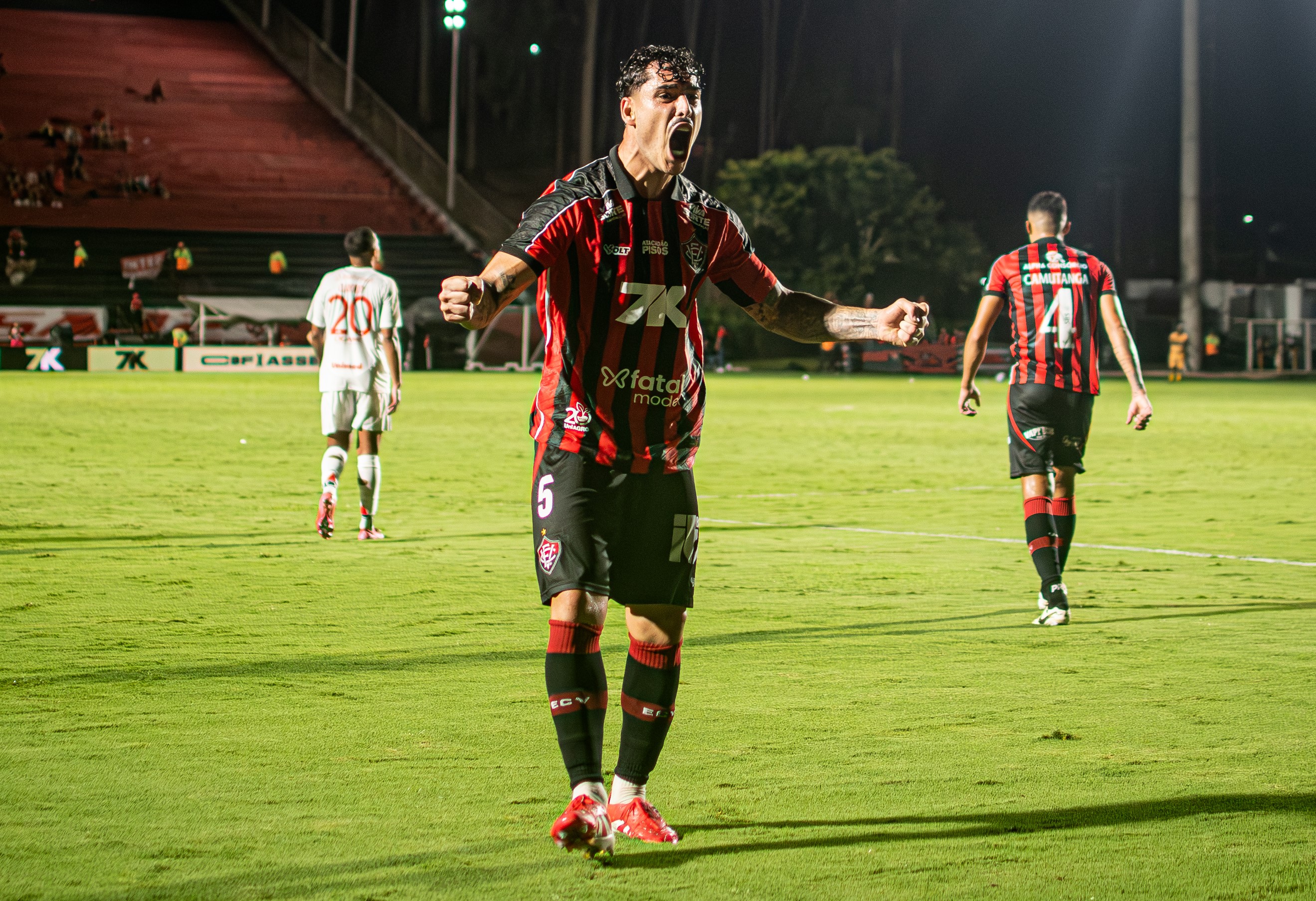 Capitão rubro-negro marcou de cabeça o gol do Vitória diante do Internacional (Foto: Divulgação/EC Vitória)