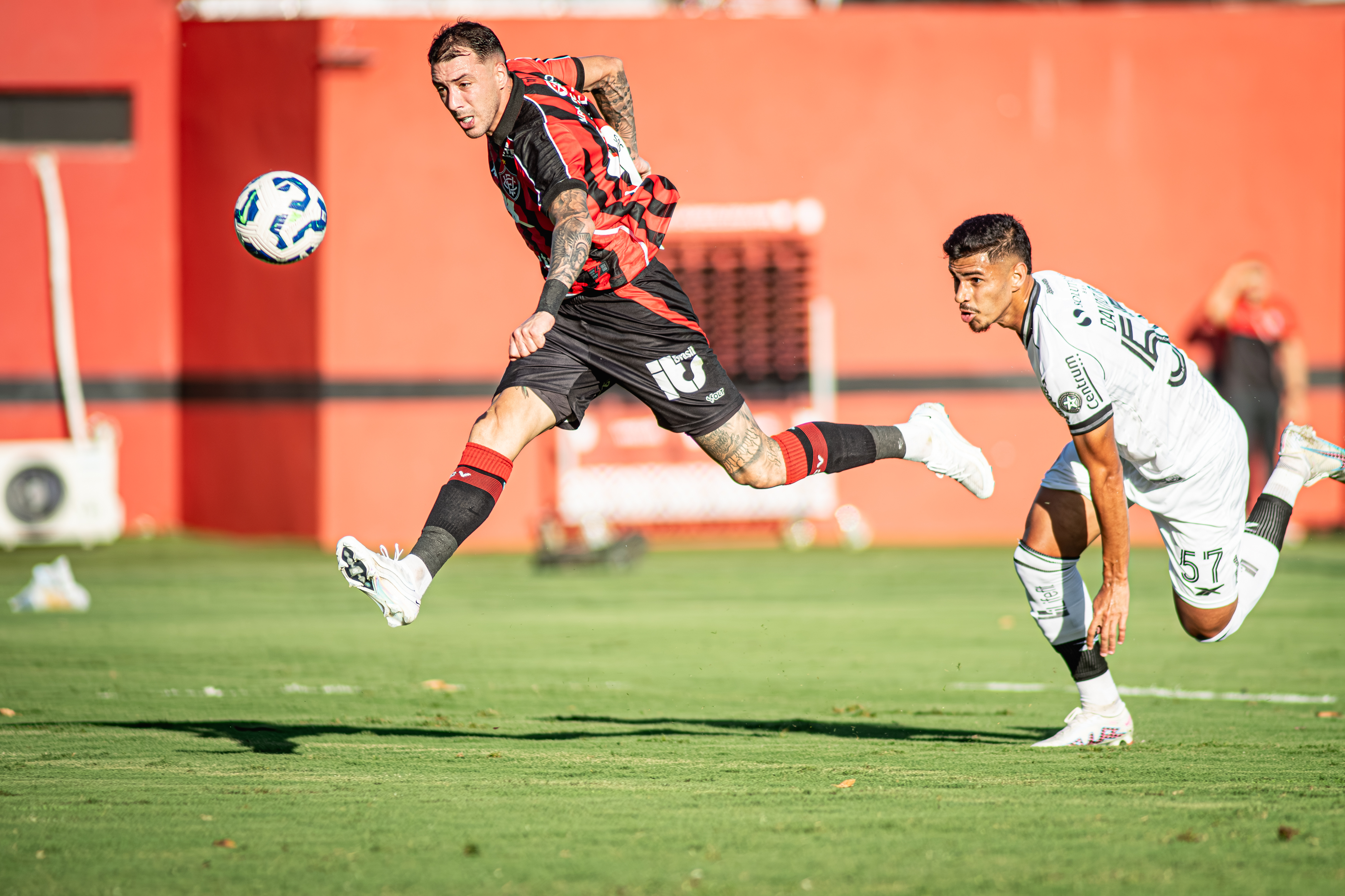 Renzo López mandou por cima do gol e perdeu a oportunidade de abrir o placar (Foto: Divulgação/Vitória)