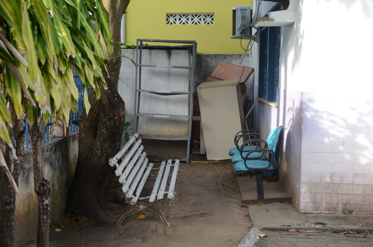 Equipamentos quebrados deixado aos arrredores da estrutura hospitalar _Devid Santana/ BNews