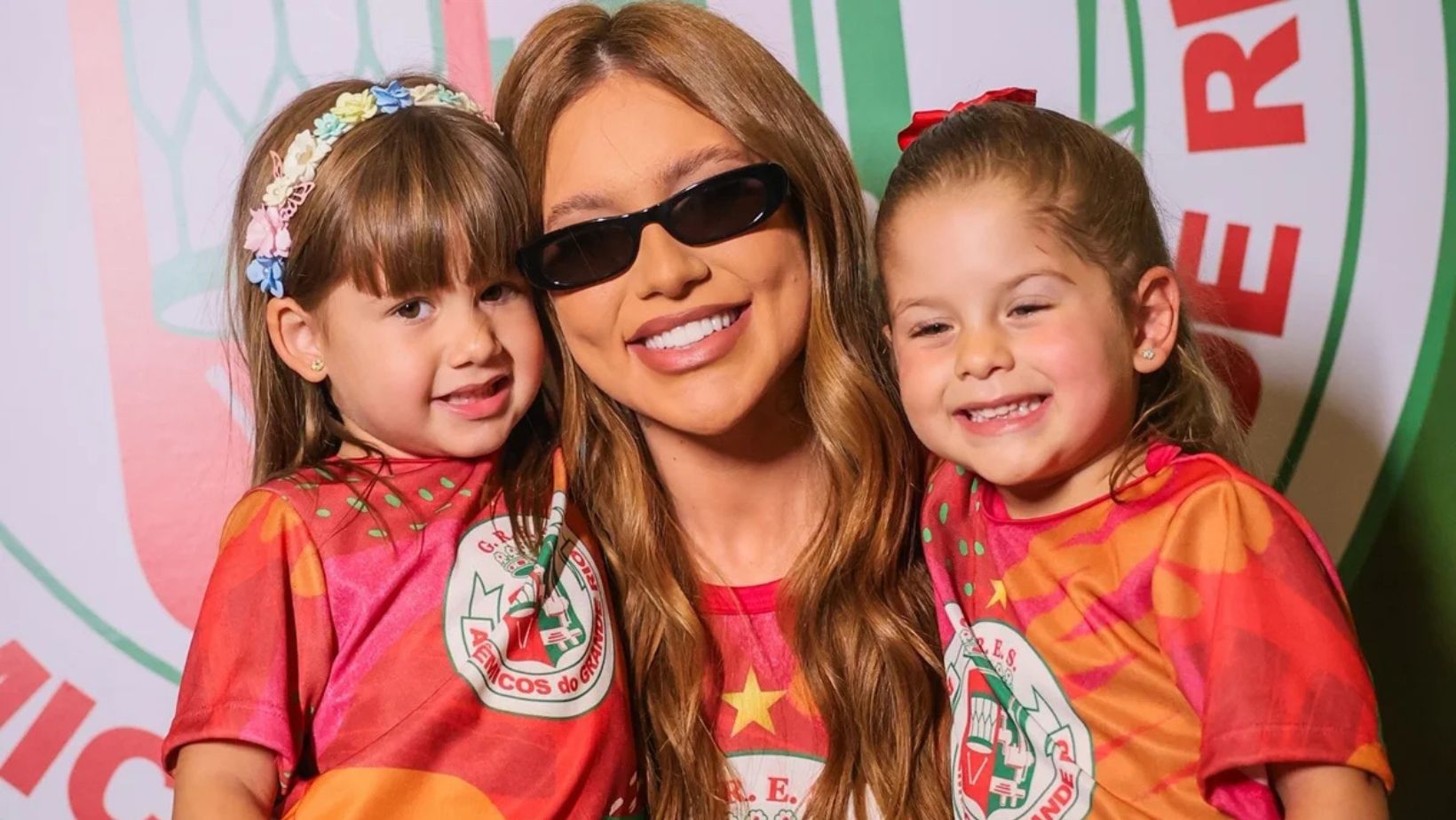 CLIMA DE FAMÍLIA? Vini Jr. surge brincando com as filhas de Virginia em iate de luxo na Itália 