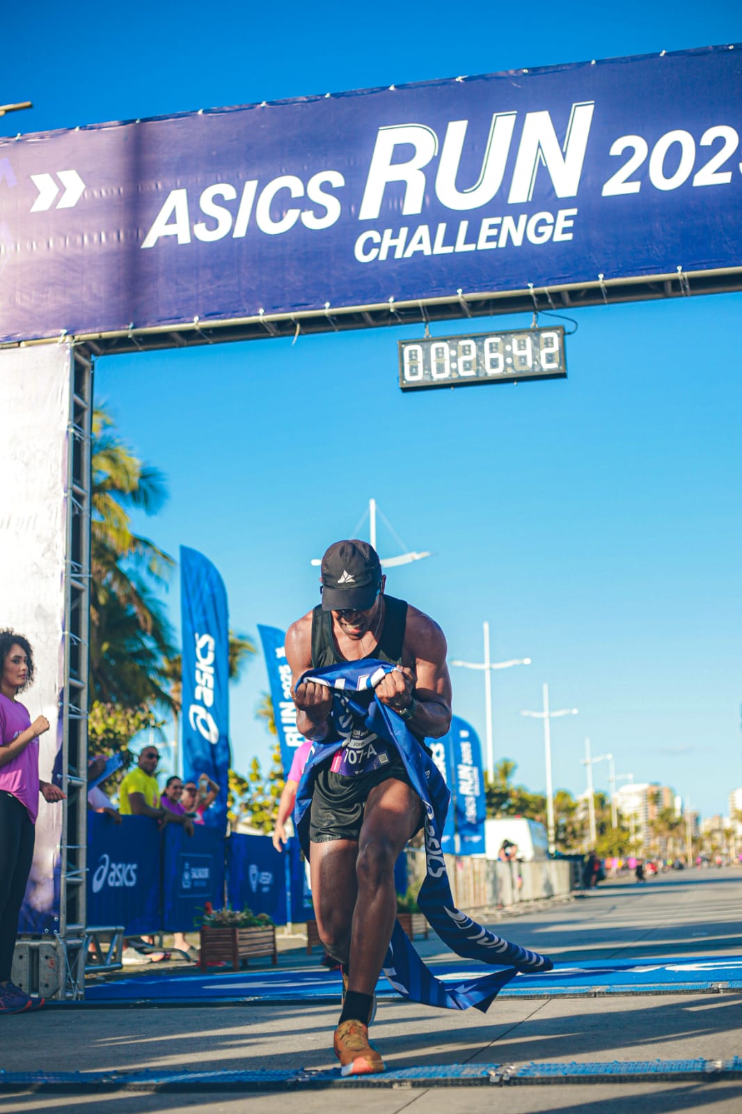 John competindo em prova de corrida