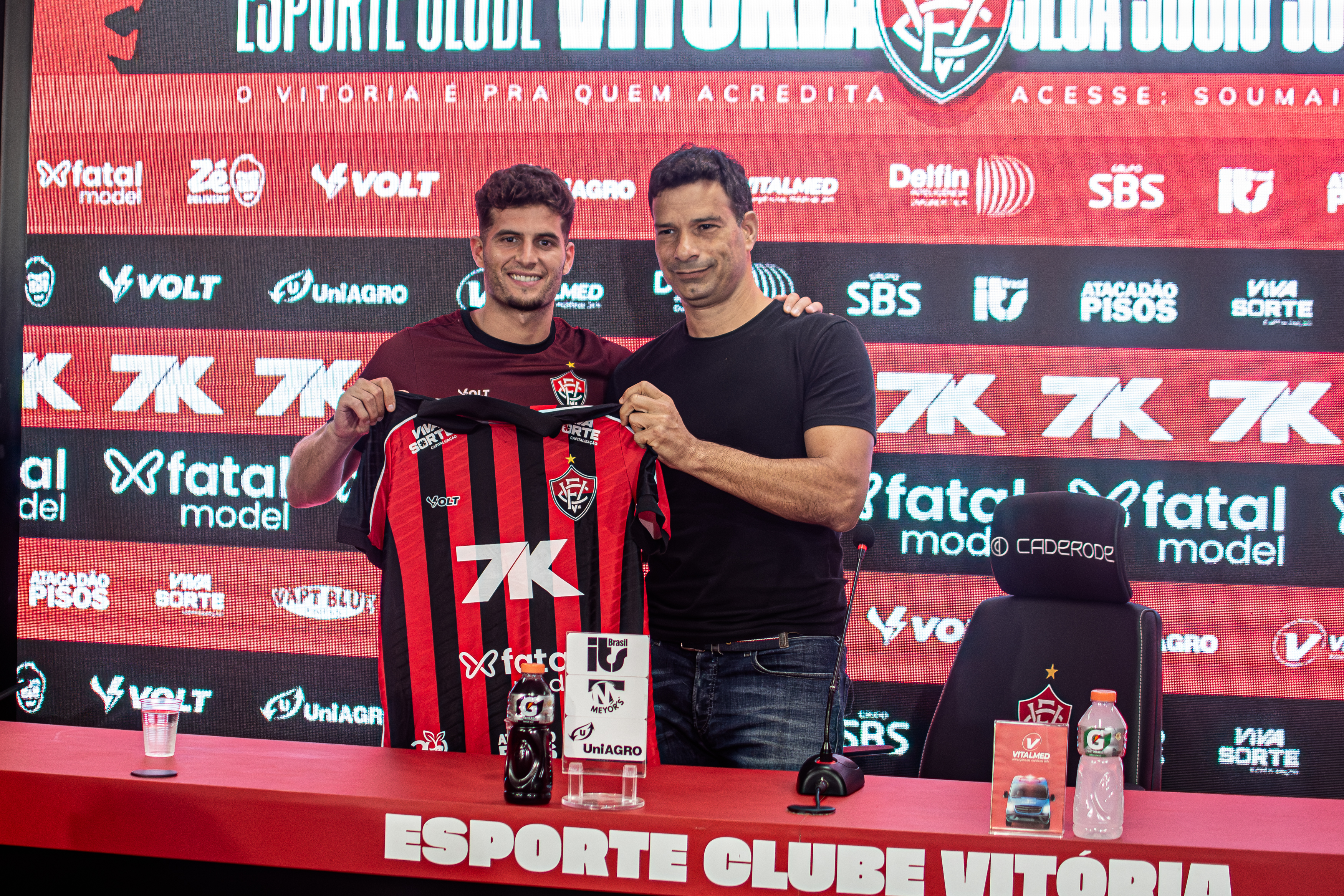 Rúben sendo apresentado por Gustavo Vieira ex-diretor de futebol do Vitória (Foto: Divulgação/ECV)