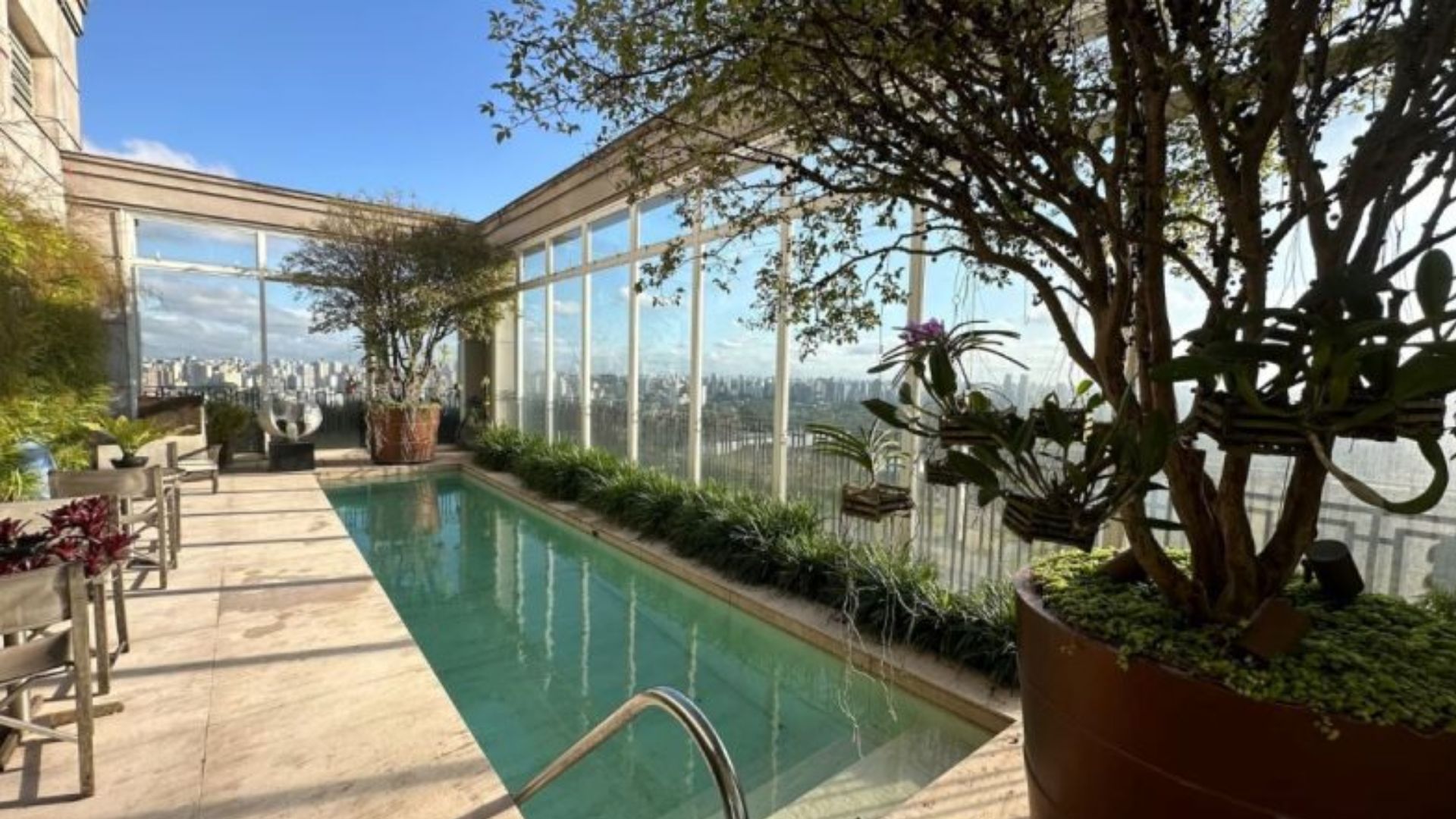 Duplex do apresentador conta com piscina privativa - Reprodução/Redes Sociais
