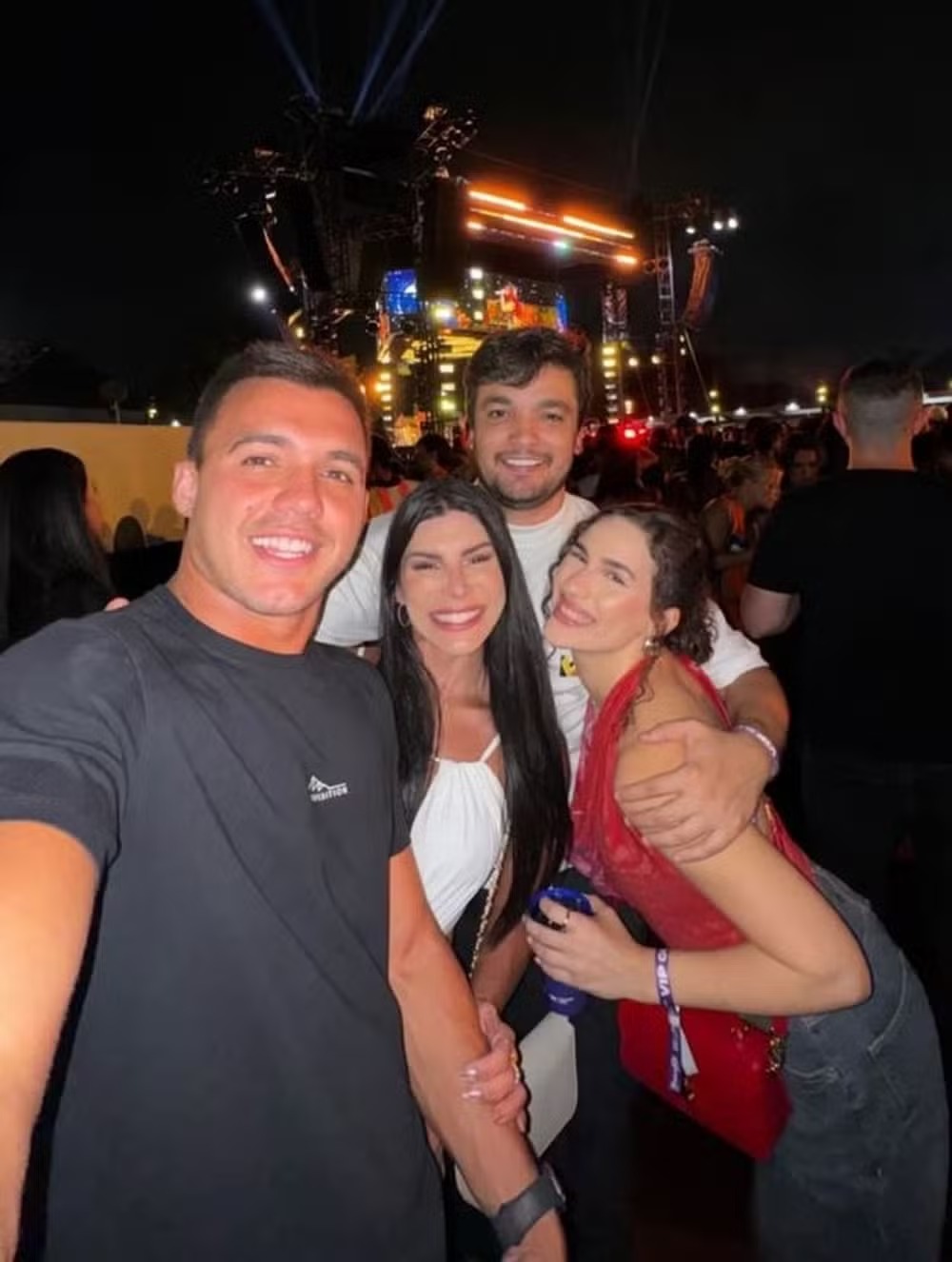 Lívian Aragão e Aurélio Vila com amigos em show — Foto: rep/ instagram