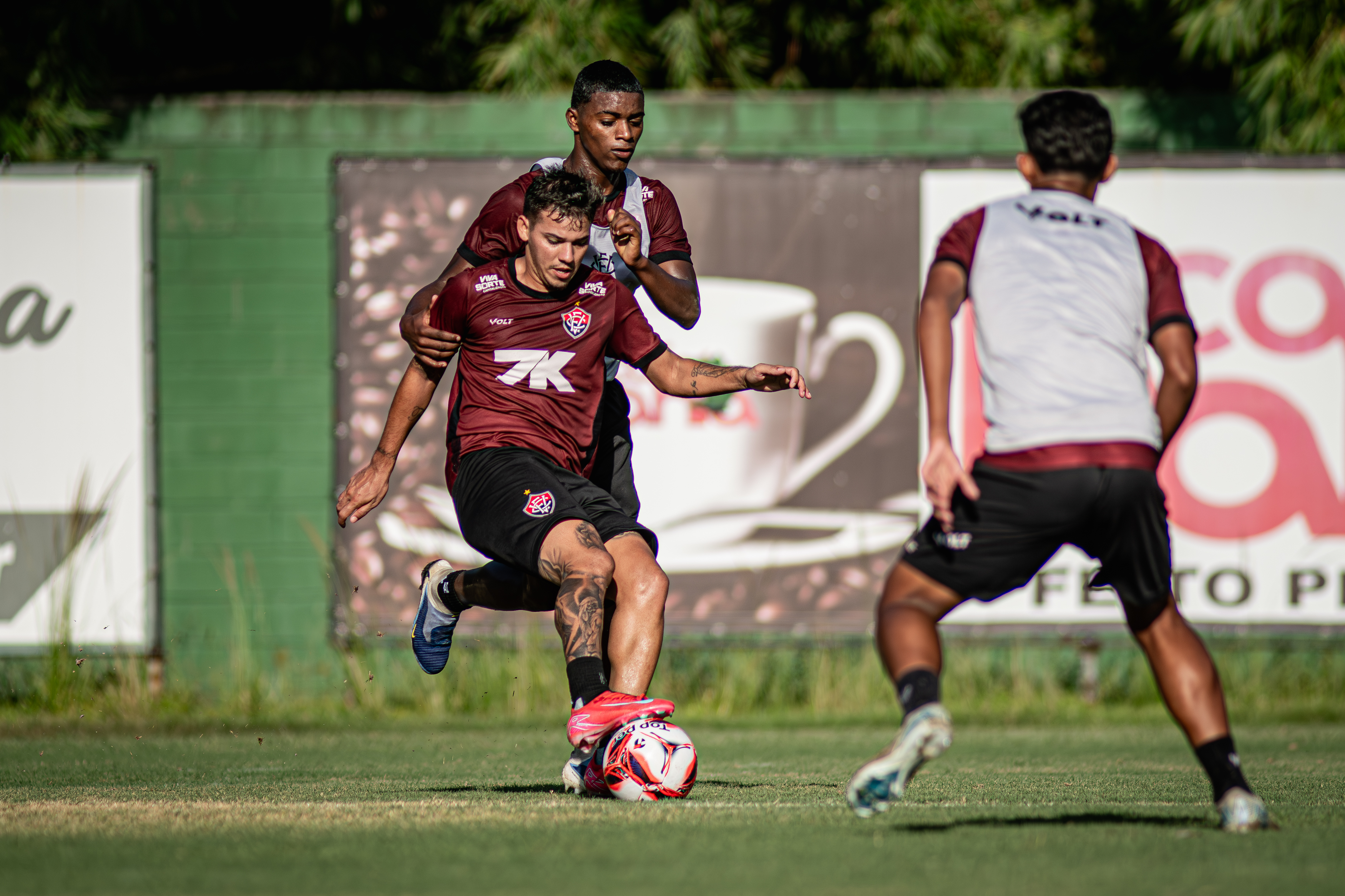 Dudu com a bola dominada no treino do Vitória (Foto: Divulgação/ECV)