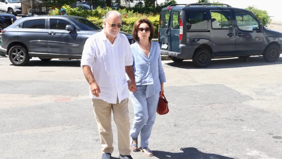 Tony Ramos comparece ao velório de Manoel Carlos com a mulher Lidiane