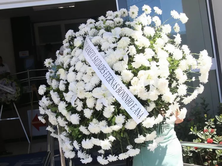 Boninho envia coroa de flores a Maneco Imagem: AgNews