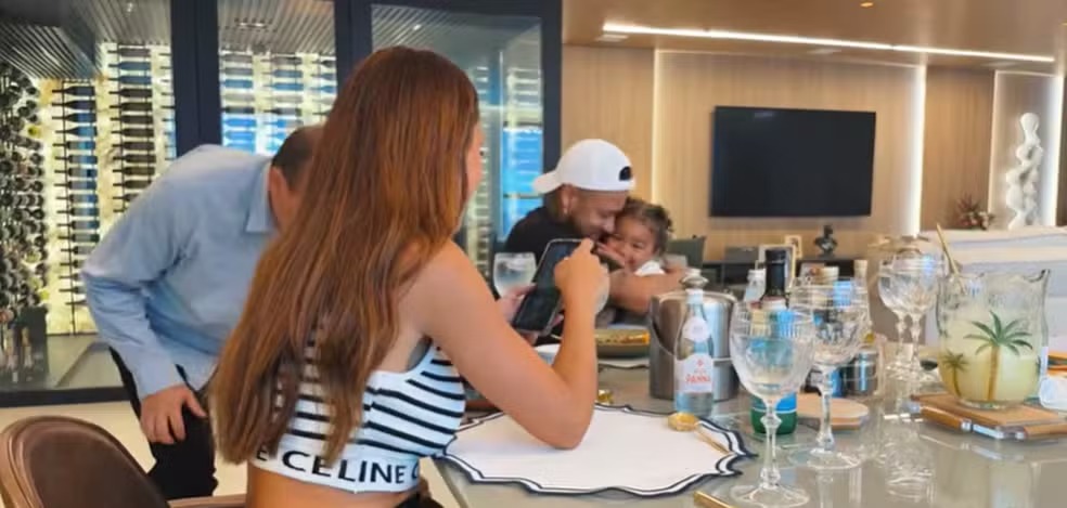 Bruna Biancardi mostra mansão que tem com Neymar em Santos — Foto ReproduçãoYouTube