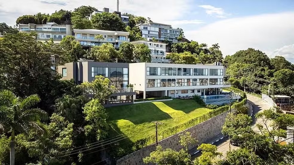 Bruna Biancardi mostra mansão que tem com Neymar em Santos — Foto ReproduçãoYouTube