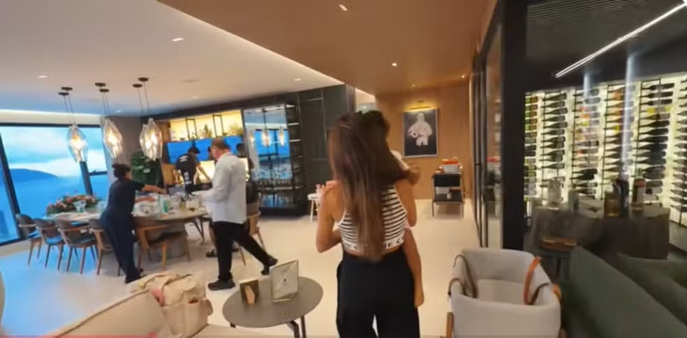 Bruna Biancardi mostra mansão que tem com Neymar em Santos — Foto ReproduçãoYouTube